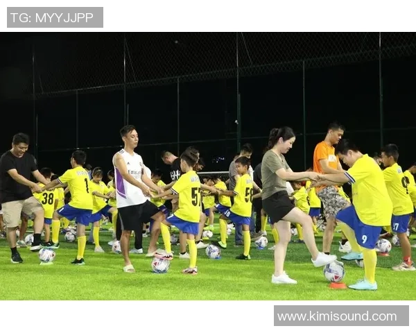 足球明星亲子时光看子女踢球展现天赋与梦想的传承